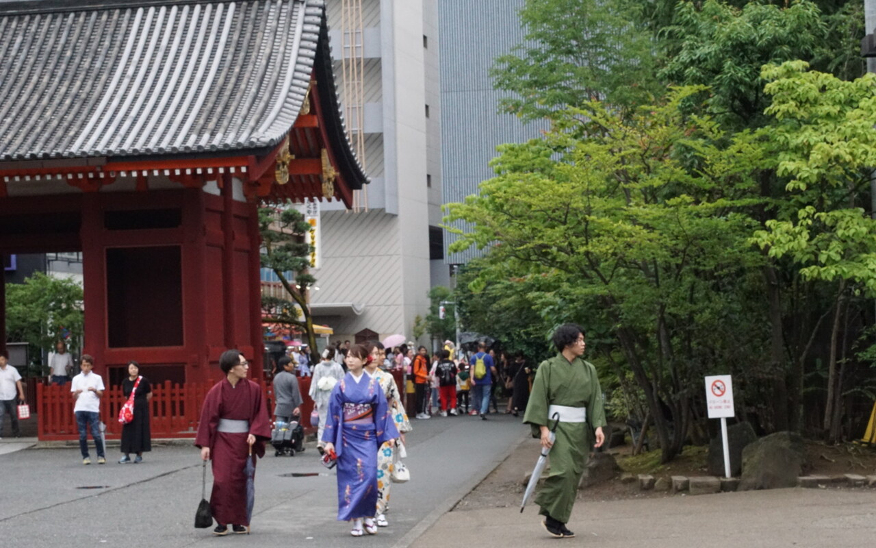 Visitors in kimono exploring the grounds of Sensoji in Tokyo